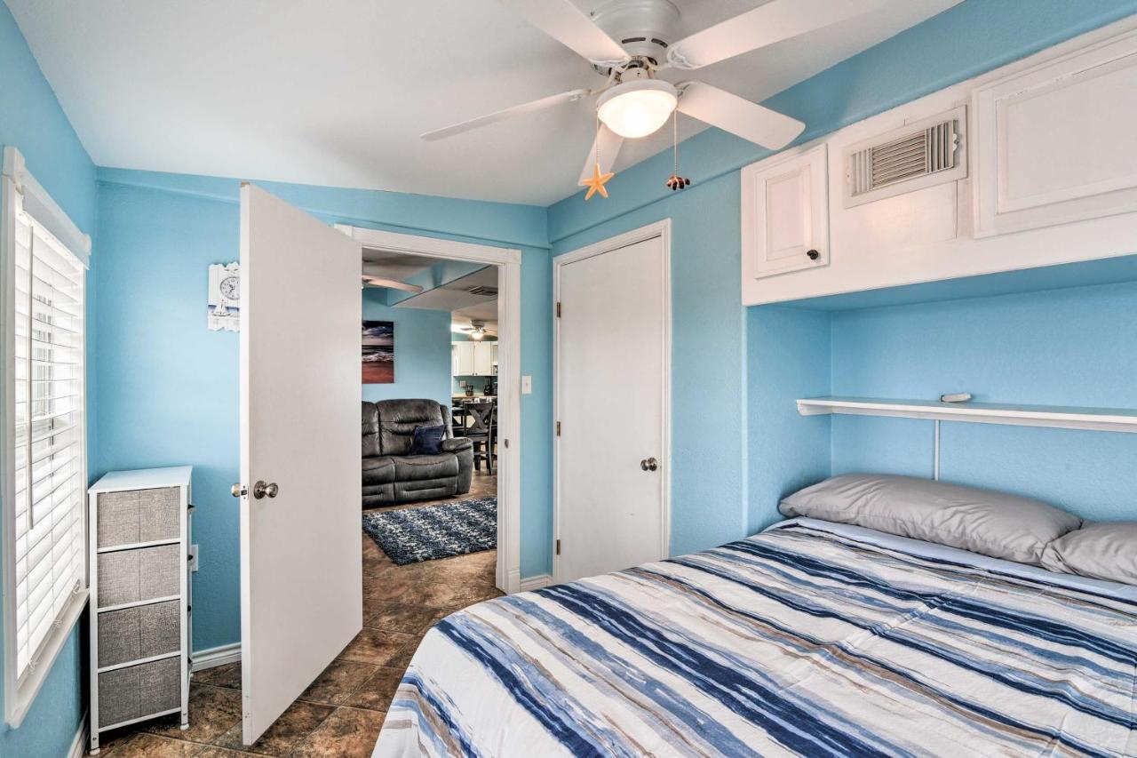 Surfside Beach Gem With Deck - 1 Block To Shore! Freeport Exteriör bild