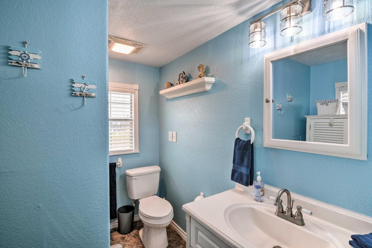 Surfside Beach Gem With Deck - 1 Block To Shore! Freeport Exteriör bild