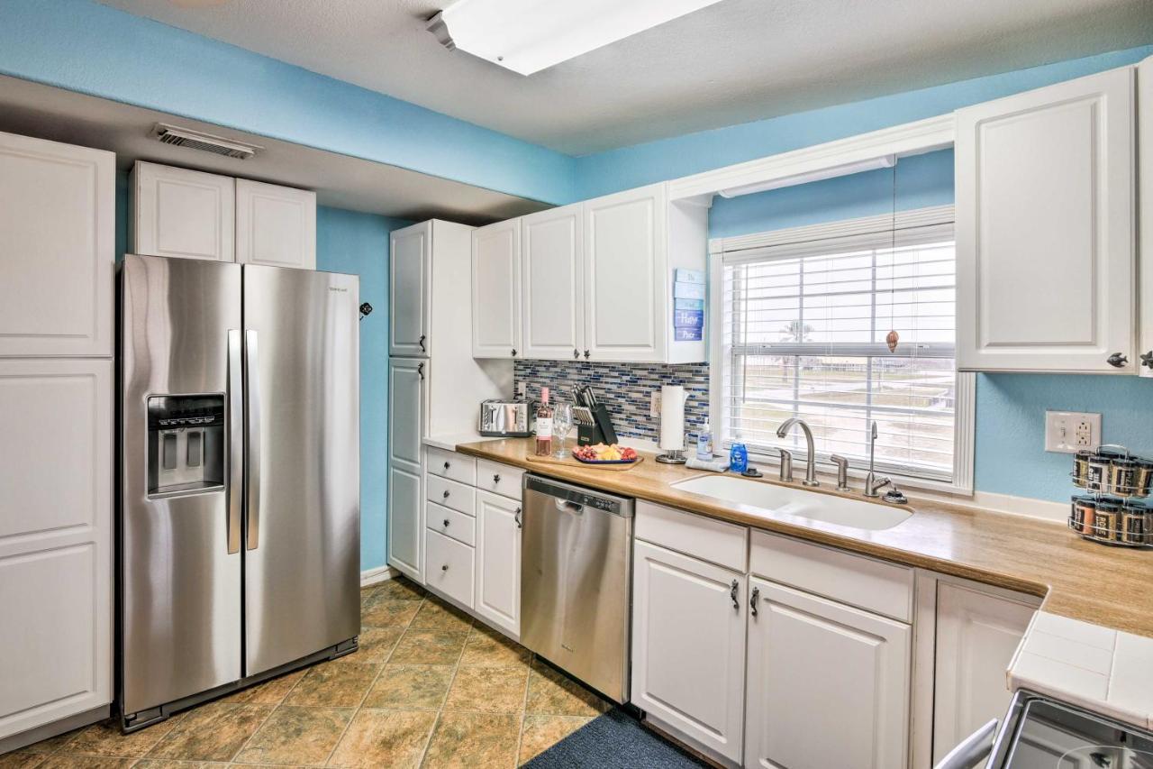 Surfside Beach Gem With Deck - 1 Block To Shore! Freeport Exteriör bild