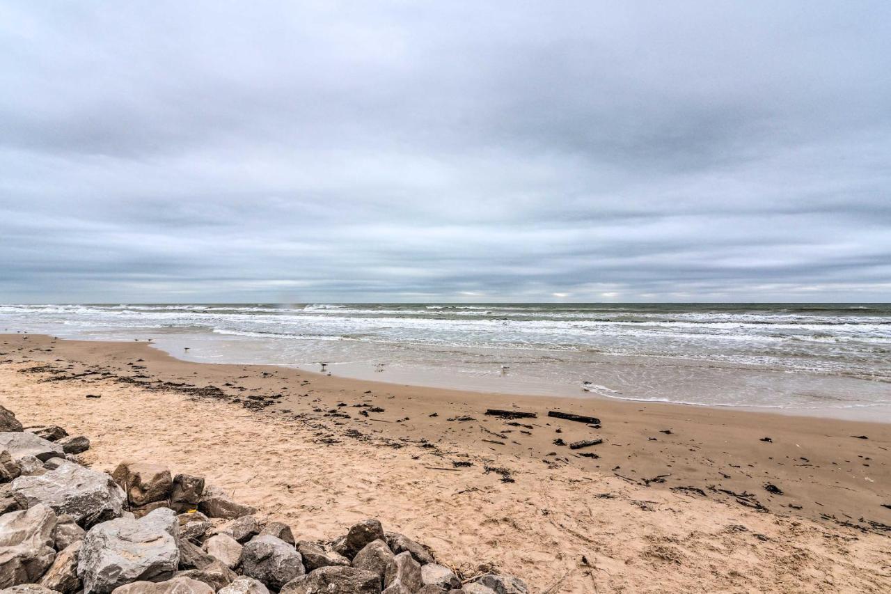 Surfside Beach Gem With Deck - 1 Block To Shore! Freeport Exteriör bild
